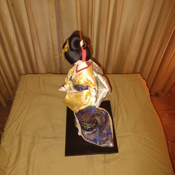 High Value Japanese Geisha Doll - Picture 6 of 14